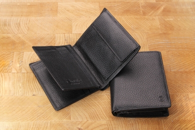 <h5>0469 27</h5><p>Wallet in black with Cardsafe system and RFID-protect, 14 credit card slots, 6 id slots, double billfold with secret comp. and coin comp. Size: 9 x 12 cm</p>