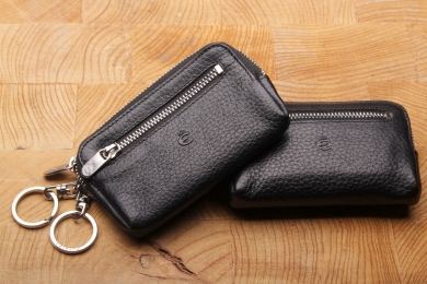 <h5>3262 27</h5><p>Key case in black with 2 key chains with rings and zip front compartment. Size: 11 x 6,5 cm	</p>