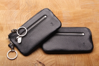 <h5>3992 27</h5><p>Key case  in black with 2 Key chains with rings and zip front compartment. Size: 13 x 7 cm</p>
