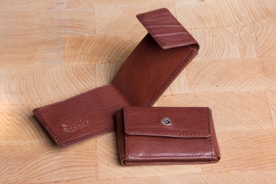 <h5>0005 48</h5><p>Small wallet in black, brown and coffee with billfold (folded bills only) and coin comp. Size: 9,5 x 6,5 cm</p>