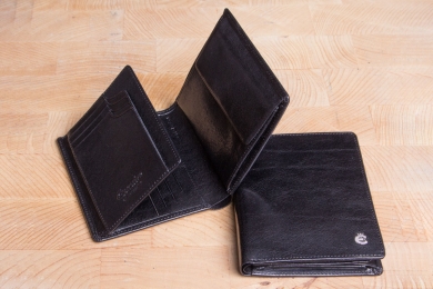 <h5>0966 48</h5><p>Wallet in black, brown and coffee with Cardsafe system, 12 credit card slots, 3 identity card comp., 2 clamp comp., double billfold and coin comp. Size: 10 x 12 cm</p>