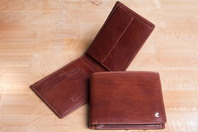 <h5>2295 48</h5><p>Wallet in black, brown and coffee with Cardsafe system, 8 credit card slots, 2 identity card comp., double billfold with secret comp. and coin comp. Size: 12 x 9,5 cm</p>