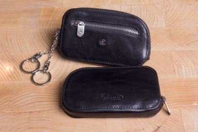 <h5>3961 48</h5><p>Key case in black, brown and coffee with 2 rings and front compartment with zipper. Size: 11,5 x 6,5 cm	</p>