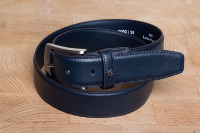 <h5>2003 35</h5><p>Belt "Carmen" in black, brown, white and atlantic. Width 3,5 cm and length available till 125 cm. Description: Moulded, single stitched and shortable</p>