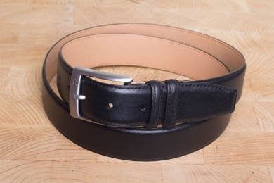 <h5>2130 35</h5><p>Belt "Logo" in black. Width 3,5 cm and length available till 115 cm. Description: Moulded, single stitched and with leather lining	</p>