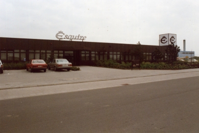 <h5>1987</h5><p>The entrance of the new headquarter.																																																			</p>