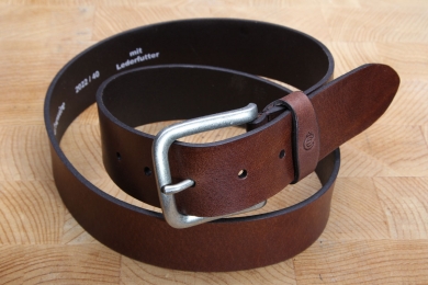 <h5>2022 40</h5><p>Belt "Jeans" in black, brown and tan. Width 4 cm and length available till 115 cm. Description: Full leather thickness, unstitched and shortable.</p>