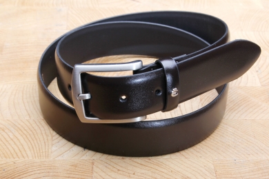 <h5>2018 35</h5><p>Made in Germany belt " Derby" in black, brown and cognac. Width 3,5 cm and length available till 115 cm.
Description: Moulded, not stitched and  not shortable</p>