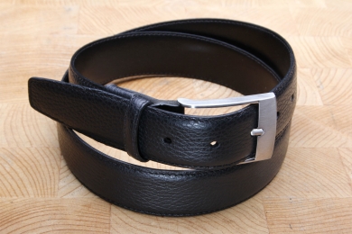 <h5>2032 35</h5><p>Made in Germany belt " Deeroptic" in black. Width 3,5 cm and length available till 115 cm. Description: Moulded, single stitched and shortable	</p>