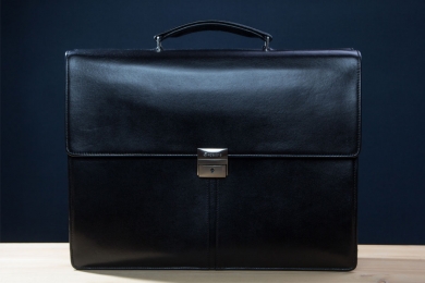 <h5>8675 78</h5><p>Business bag in black. Size 41 x 31 x 12 cm. Description: flap with lockable lock, 2 main comp., one  with padded laptop comp., tablet comp., middle wall with zip,2 front comp, one with 2 elastic clamp comp., 2 pen loops, 5 credit card slots, on  back side  zip comp. and trolley loop and removeable , adjustable shoulder strap</p>