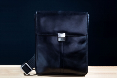 <h5>8518 78</h5><p>Shoulder bag with flap in black. Size 24,5 x 28 x 5 cm. Description:  flap with lockable lock and zip, Main comp. with padded comp. for tablet, elastic comp., front comp with elastic clamp comp., 2 pen holder , 4 credit card slots and adjustable shoulder strap	</p>