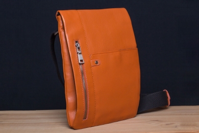 <h5>8823 79</h5><p>Slim Messenger vertical in black, brown, orange and blue. 20,5 x 27,5 x 3 cm. Description: Flap with pocket and zip comp., zip comp. on back, zip main comp. with 2 pockets, front pocket, adjustable shoulder strap	</p>