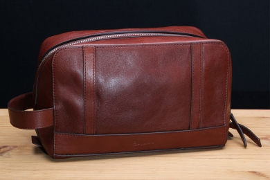 <h5>8707 06</h5><p>Kulturtasche in mocca und sattel. 24 x 15 x 11 cm groß. Einrichtung: RV-Hauptfach mit 4 elastischen Steckfächern, Aufhängevorrichtung und Tragegriff</p>