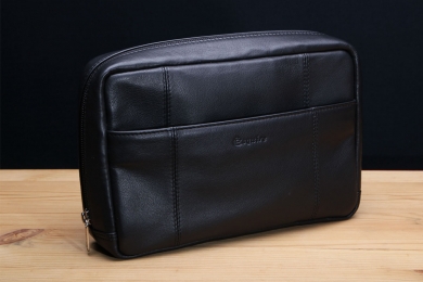 <h5>8720 63</h5><p>Kulturtasche in schwarz. 23,5 x 16,5 x 5,5 cm groß. Einrichtung: RV -Fach vorne und hinten, RV-Hauptfach mit 4 Netzfächern und Aufhängevorrichtung </p>