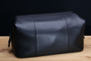 <h5>8719 63</h5><p>Kulturtasche in schwarz. 28,5 x 15 x 15,5 cm groß. Einrichtung: RV-Hauptfach mit 3 Netzfächern und RV-Fach	</p>