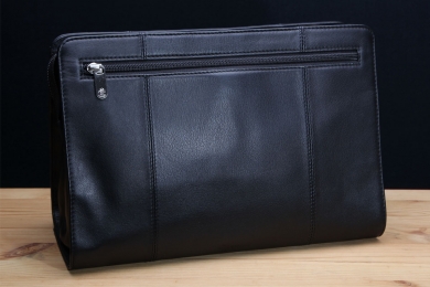 <h5>8718 63</h5><p>Washbag in black. Size 30 x 20,5 x 13,5 cm. Description: front zip  comp. with hook, main compartment with zip devider, 3 net compartments</p>