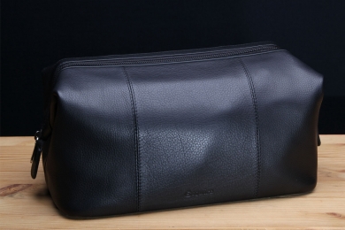 <h5>8719 63</h5><p>Washbag in black. Size 28,5 x 15 x 15,5 cm. Description: main compartment with 3 net compartments and zip compartment</p>