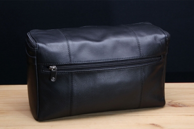 <h5>8702 63</h5><p>Washbag in black. Size 27 x 17 x 10,5 cm. Description:  zip comp. on back, zip main comp. with 5 net comp. slip pocket, hook and 2 handles</p>