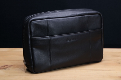 <h5>8720 63</h5><p>Washbag in black. Size 23,5 x 16,5 x 5,5 cm. Description: front and back zip  comp. with hook, main compartment with 4 net compartments	</p>