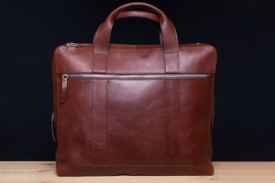 <h5>7814 06</h5><p>Business bag in mocca and saddle. Size 38,5 x 32 x 6 cm.Description:
Zip front comp., main zip comp. with padded laptop and Ipad comp., zip comp. 2 elastic clamp comp., 2 penhodler and removeable, adjustable shoulder strap</p>