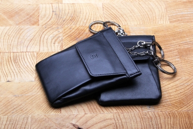 <h5>3346 10</h5><p>Key case with 2 chains and coin compartment. Size: 8,5 x 11 cm																	</p>