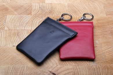 <h5>3395 10</h5><p>Key case medium in black and red with chain. Size: 8,5 x 10,5 cm																	</p>