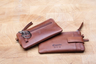 <h5>3996 08</h5><p>Zip key case in black and brown with 2 credit card slots, two chains with rings and a zip front compartment.
Size: 12,5 x 7 cm																																																	</p>