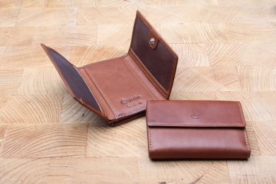 <h5>2211 08</h5><p> Small wallet in black and brown with 2 creditcard slots, 2 net compartments, 2 slip pockets, zip-compartment, single billfold and coin compartment. Size: 10 x 7 cm																																																						</p>