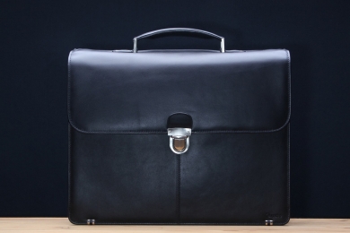 <h5>8675 77</h5><p>Aktenmappe mit Steckschloß in schwarz. Die Tasche verfügt über 2 Hauptfächer mit Laptopfach und Büroeinteilung, 2 Reißverschlußfächern und Trolleyschlaufe. Der verstellbare Schulterriemen ist auch abnehmbar. Größe: 41 x 31,5 x 11 cm																</p>