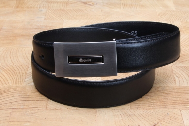 <h5>2070 35</h5><p>Gürtel "Roma" in schwarz. 3,5 cm breit und bis 115 cm Länge verfügbar.
Ausstattung: Bombiert, einfach gesteppt und kürzbar</p>