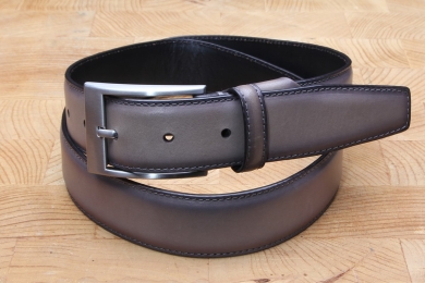 <h5>2035 35</h5><p>Gürtel "Burn" in schwarz, cognac und grau. 3,5 cm breit und bis 115 cm Länge verfügbar.
Ausstattung: Bombiert, einfach gesteppt und kürzbar</p>