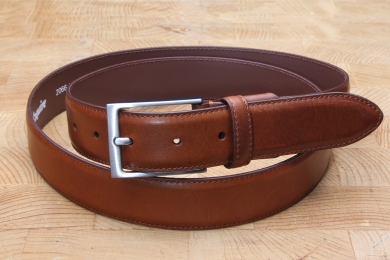<h5>2066 35</h5><p>Gürtel "Dallas" in schwarz und braun. 3,5 cm breit und bis 115 cm verfügbar. 
Ausstattung: Bombiert, einfach gesteppt und kürzbar</p>