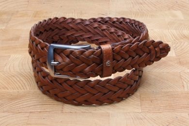 <h5>2165 35</h5><p>Flechtgürtel in schwarz und cognac. 
3,5 cm breit und bis 115 cm Länge verfügbar. 																	</p>