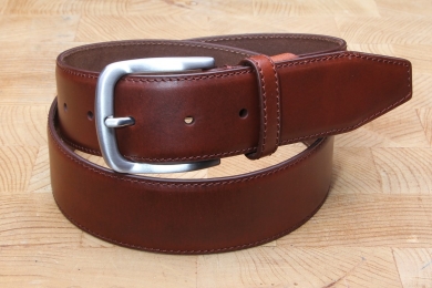 <h5>2025 40</h5><p>Gürtel "Dallas" in schwarz, braun und cognac. 4 cm breit und bis 130 cm verfügbar. Ausstattung: Bombiert, einfach gesteppt und kürzbar.																	</p>
